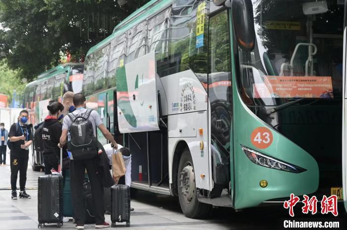 也可能与华夏人喜事、节日喜欢烟花爆竹有关系，所以每每闻到这种味道的时候，也都是阖家团圆、喜事临门的好时节，尤其是在叶辰小的时候，逢年过节时，父母都会专门抽出时间，陪他燃放烟花爆竹。